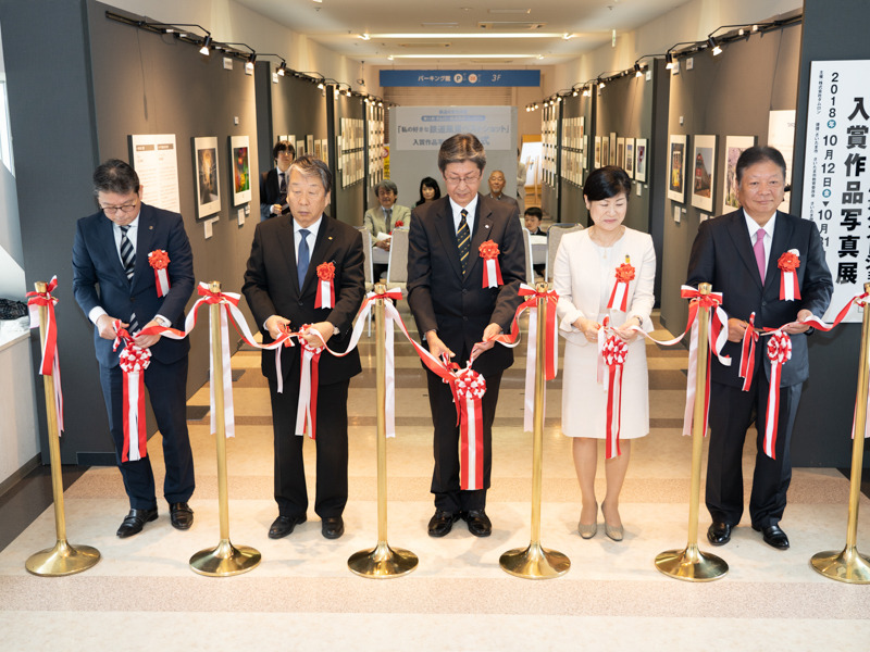 テープカットの様子。左からそごう大宮店販売部部長の指田孝雄氏、さいたま商工会議所副会頭の安藤嘉明氏、さいたま市スポーツ文化局文化部部長の大西起由氏、さいたま市教育委員会教育長の細田眞由美氏、タムロン代表取締役社長の鯵坂司郎氏。