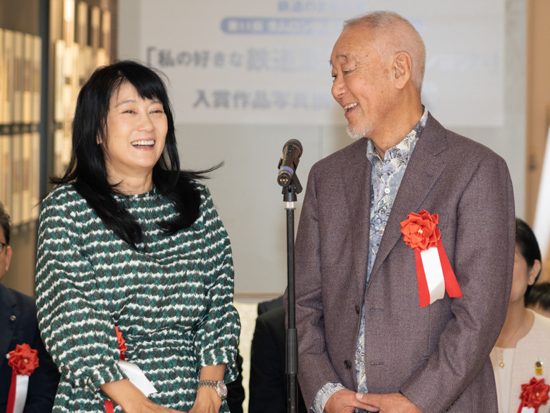 フォトライターの矢野直美さん（左）と鉄道写真家の広田尚敬さん（右）。