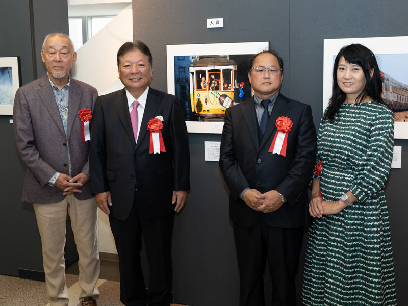 一般の部、大賞を受賞した和田浩さん（写真右から二番目）。
