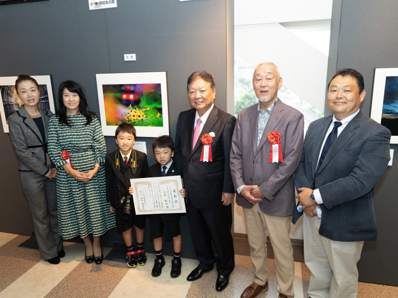小・中・高校生の部、大賞を受賞した玉田航也さんご一家（航也さんは写真中央）。