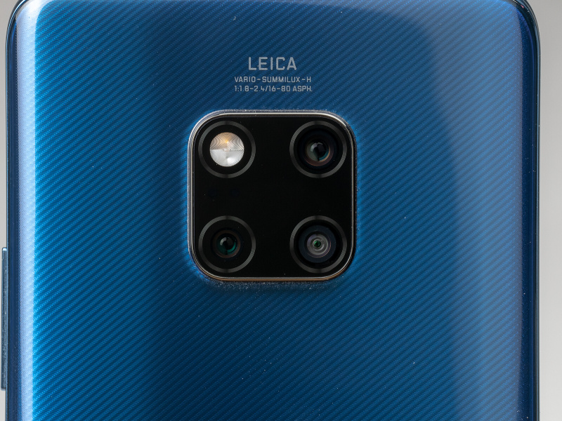 レンズ表記も縦持ちを前提としているようだ。左上のフラッシュから時計回りに40MP・27mm F1.8、20MP・16mm F2.2、8MP・80mm F2.4（いずれも35mm判換算）のカメラが並ぶ