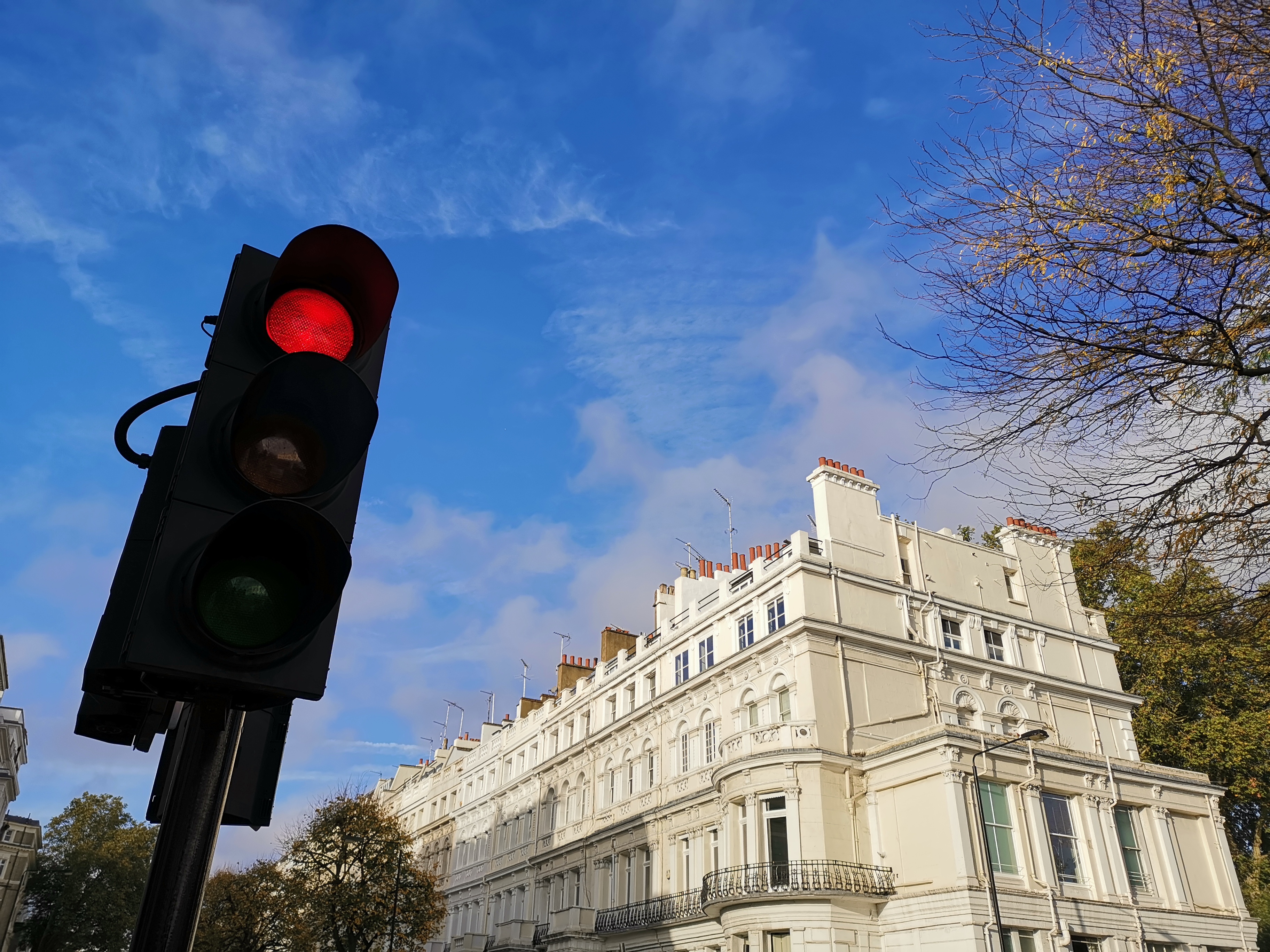 Mate 20 Proで撮影。かなりこってりしたブルーが落ち着いたものになっている。