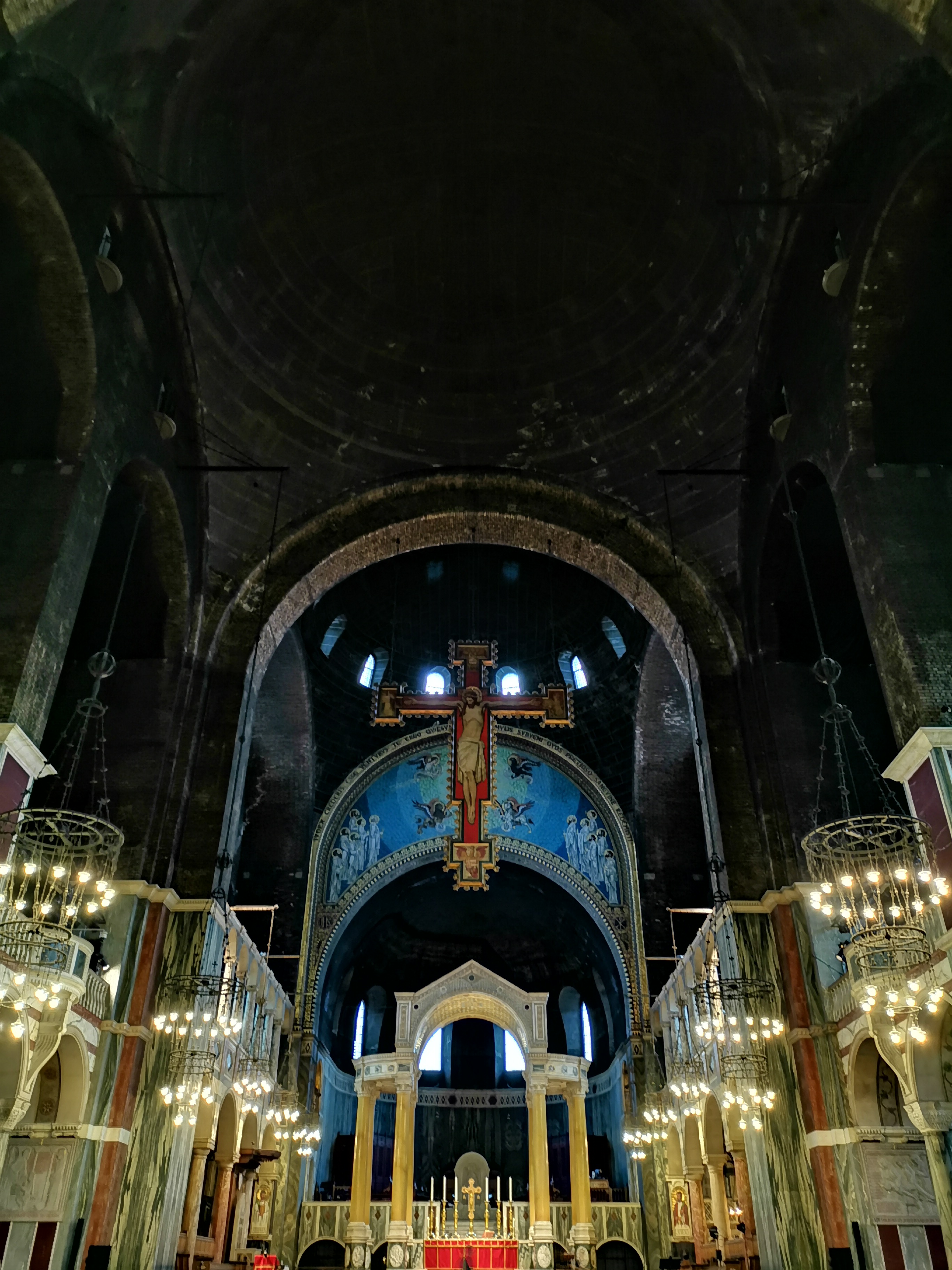 夜景モードのシャッタースピードはオートだと最大5秒まで上がるが、実際に5秒間シャッターを開いているのではなく、連写合成の時間が5秒間。手ブレしないで明るく撮れるので、暗い屋内の撮影にも向いている