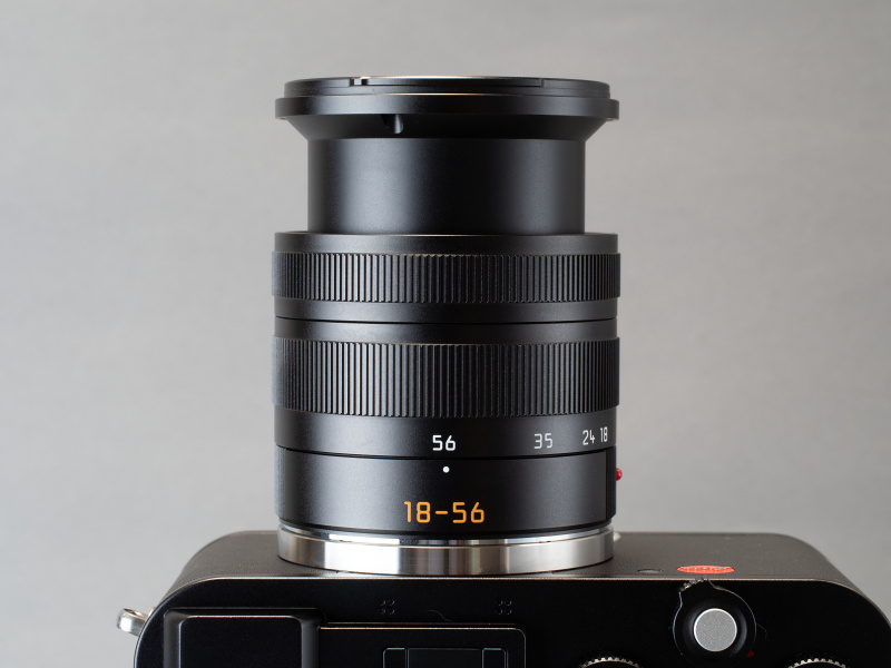 ズーミングによる全長変化は実測で約20mmくらい。