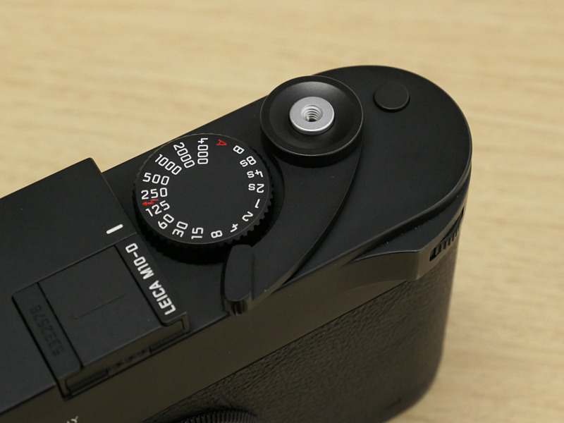 畳んだところ。バネで戻るような仕組みはないが、シャッター速度ダイヤルに干渉しない位置で止まる。