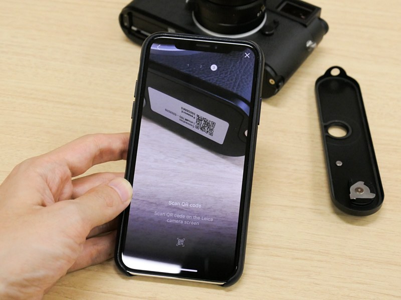 液晶モニターがないので、ベースプレートを外したところに貼られているシールのQRコードを読み取る。