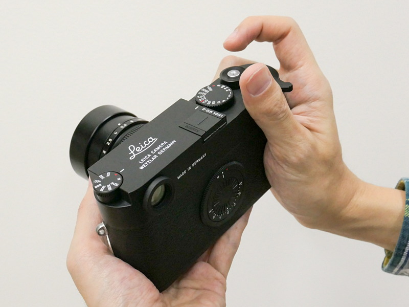 サムレストに指を掛けてみたところ。