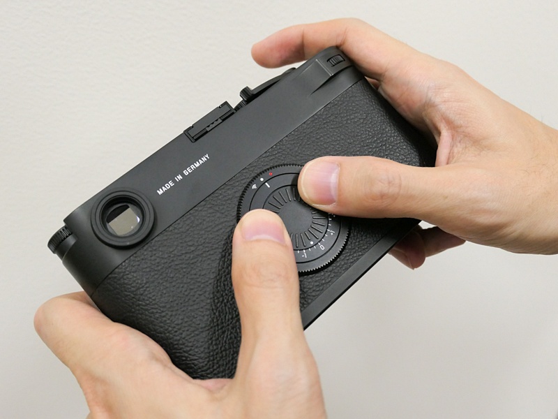 露出補正と電源操作は背面のダイヤルで行う。