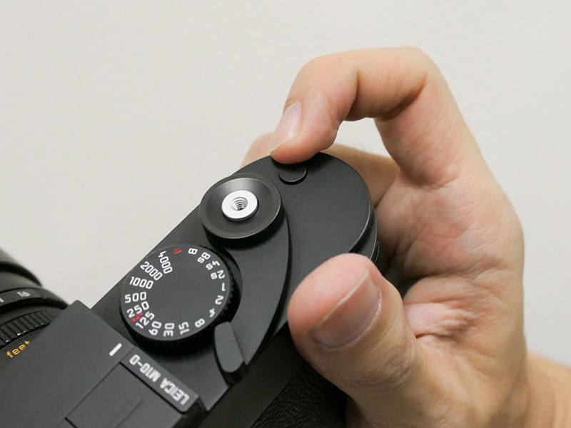 バッテリー残量と撮影可能枚数は、ファインダーを覗きながらこのボタンを押す。