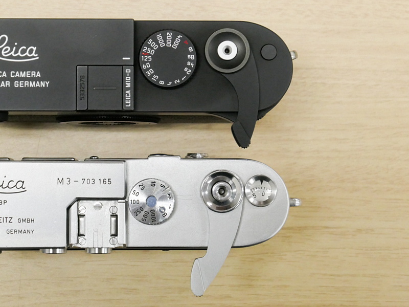 ライカM10-Dのサムレストを起こしたところと、ライカM3でフィルムを巻き上げた状態のレバー。
