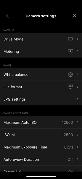Leica FOTOSのアプリから設定できる項目。レンズデータの選択はなく、6bitコード任せのようだ。スマホの時刻設定を自動でカメラに反映する機能も。