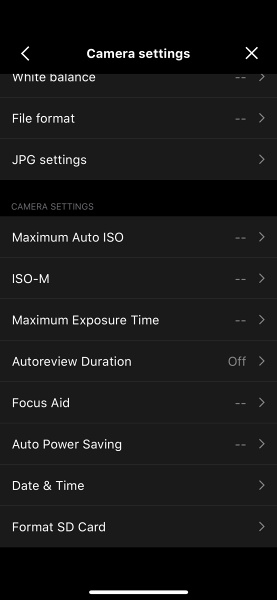 Leica FOTOSのアプリから設定できる項目。レンズデータの選択はなく、6bitコード任せのようだ。スマホの時刻設定を自動でカメラに反映する機能も。