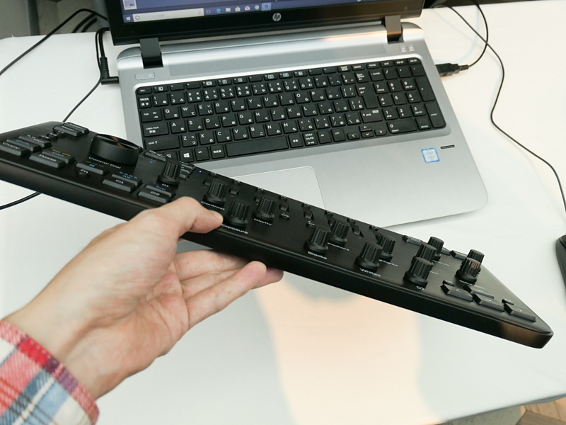 外形寸法は39.5×15×4cm、重量は670g。