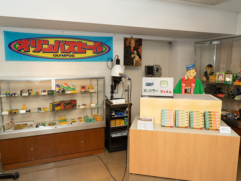 様々なフォーマットのフィルムを展示している