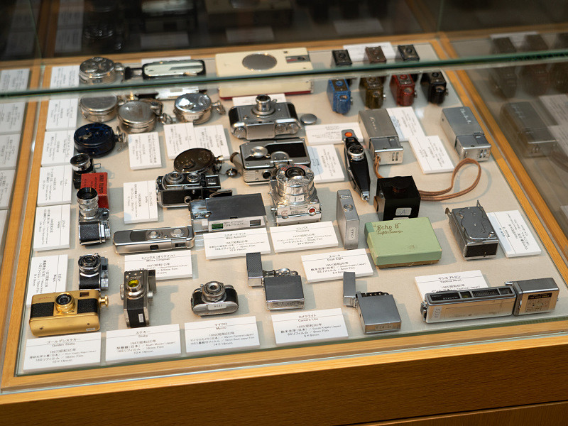 偽装カメラ、極小型カメラの展示もあった