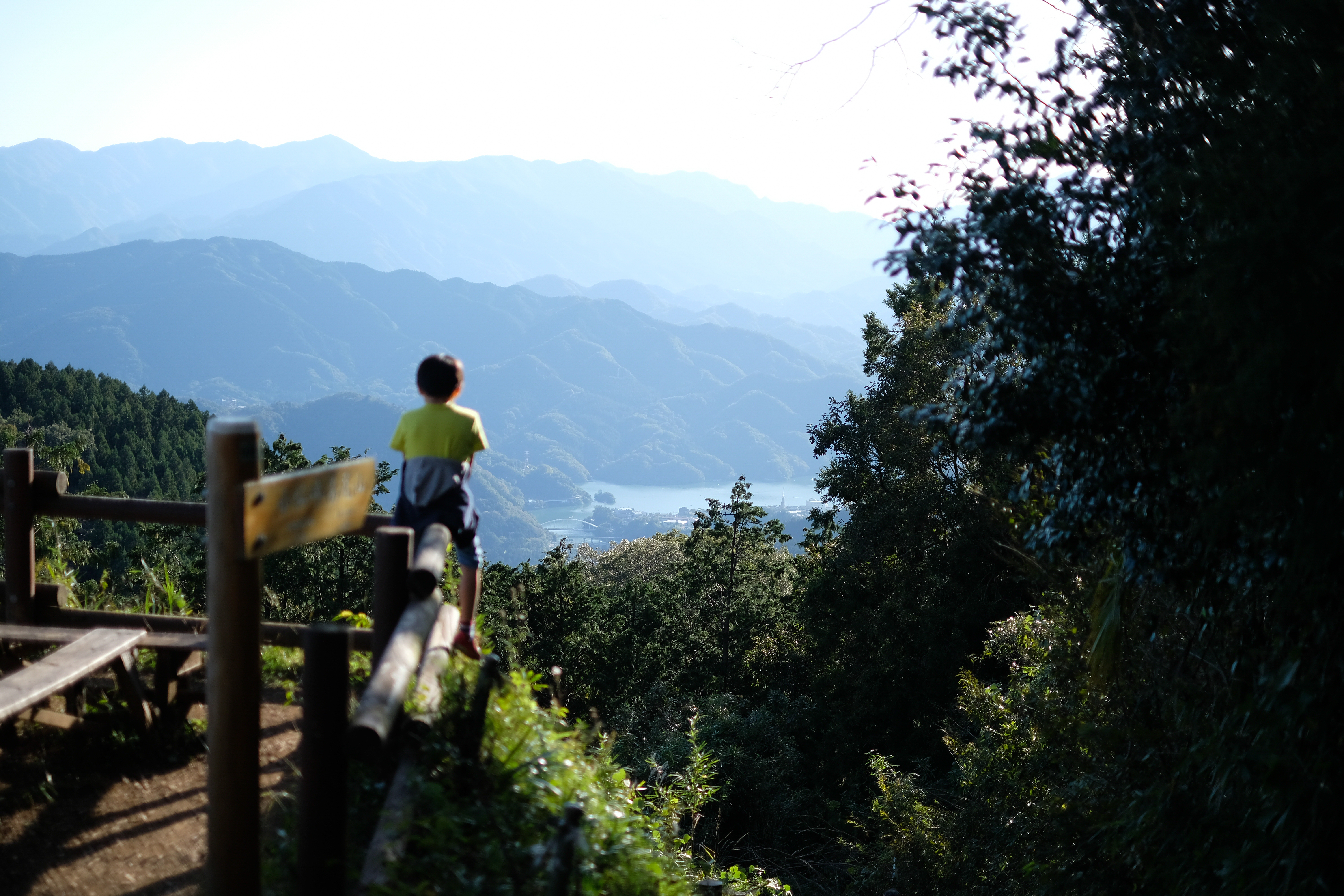 奥高尾・景信山からの景色。ここまで来れば随分山深い。東京都と神奈川県の県境。<br>X-H1 / XF35mmF1.4 R / 35mm（53mm相当） / 絞り優先AE（1/5,000秒・F1.4・±0.0EV） / ISO 200