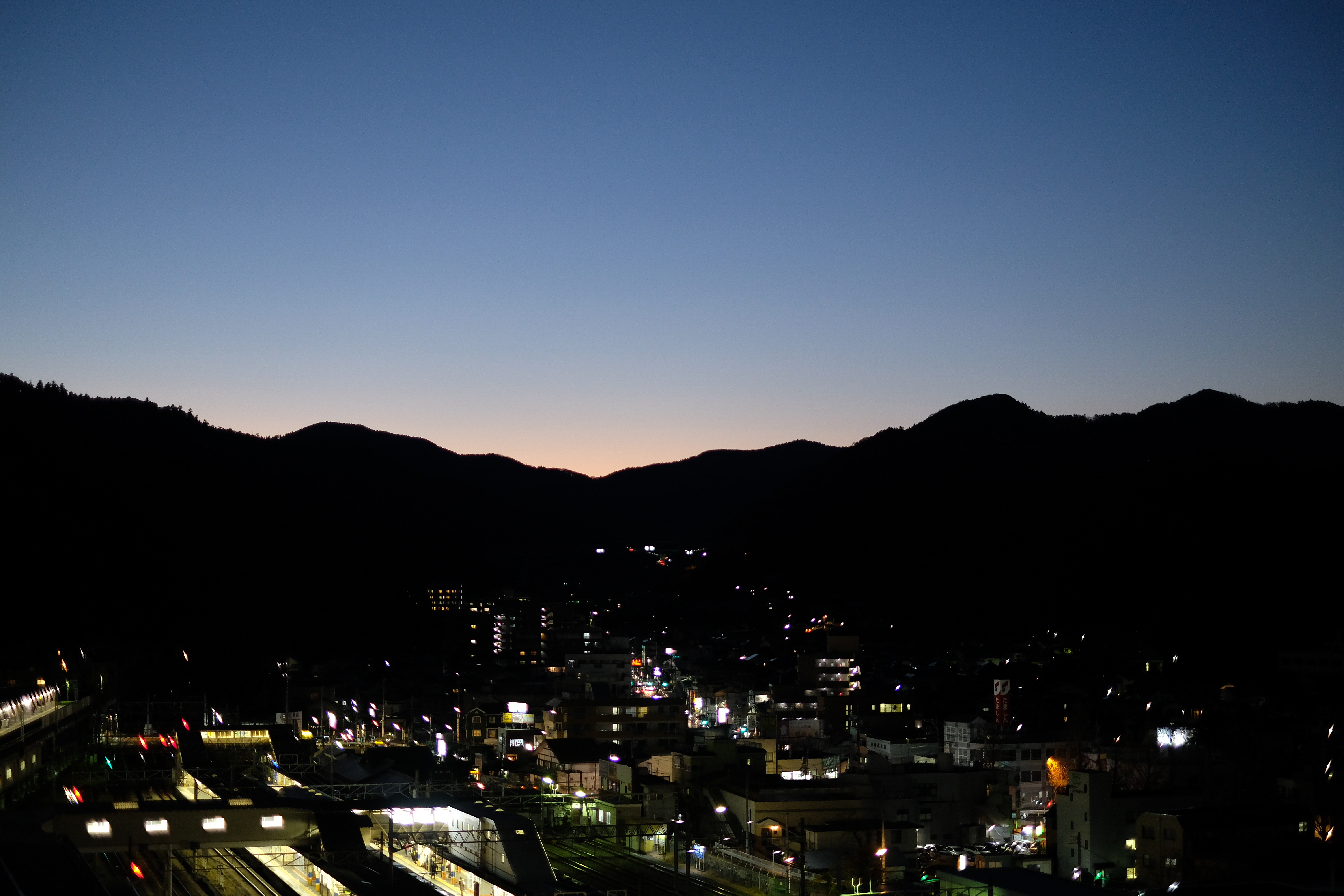 山国・高尾に夜の帳が降りる。<br>X-H1 / XF35mmF1.4 R / 35mm（53mm相当） / 絞り優先AE（1/50秒・F1.4・±0.0EV） / ISO 800