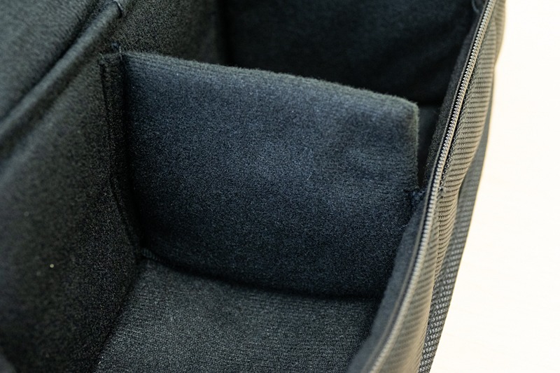 仕切り板はビシッと縫い付けられており、動かせない。