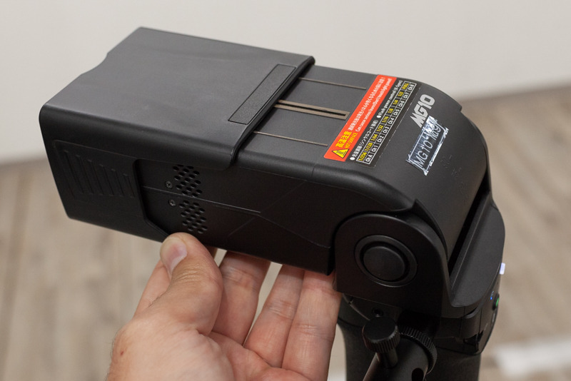 フレネルレンズを押さえて最も繰り出したところ。本来自動ではこの位置までは動かない。