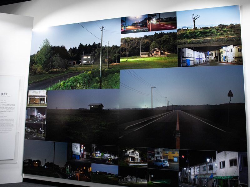 展示風景。同じ場所を幾度も訪れて撮影し、被災地のリアルな実状を記録し続けている