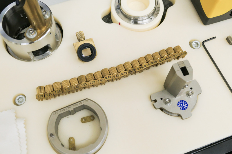 中央に並ぶのは、ブライトフレームのマスクを位置決めするための治具。