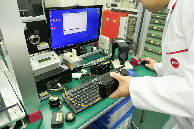 ダイヤル類の動作チェックはコンピューターで確認する。