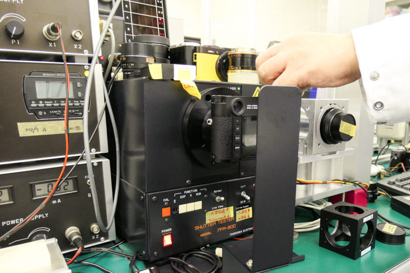 シャッタースピード試験機。画面内の5か所でシャッターが開いている時間を測定し、精度を確かめる。