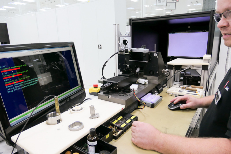 参考写真：ドイツ本社にあった「W6」。モニター前に置かれた工具の並びまで同じだ。