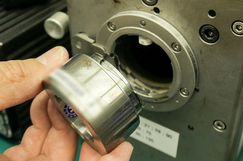 調整の基準となる原器。調整用コンピューターの画面などにも、頻繁にドイツ語を見かける。本社の管理がキッチリしていることを伺わせる。6bitコード改造でマウントリングを交換した後にも、これで元通りのピントが出ていることを確認している。