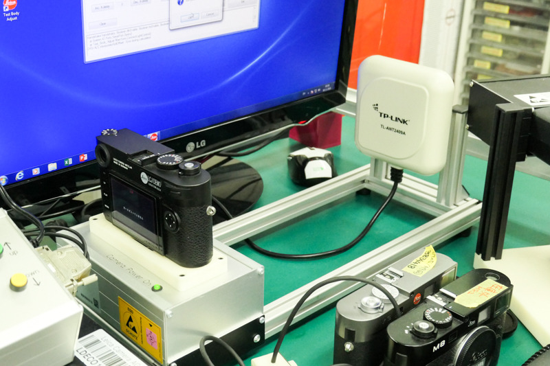 Wi-Fiモジュールの動作テストを行うための機器も。デジタルカメラの検査項目は多岐にわたる。
