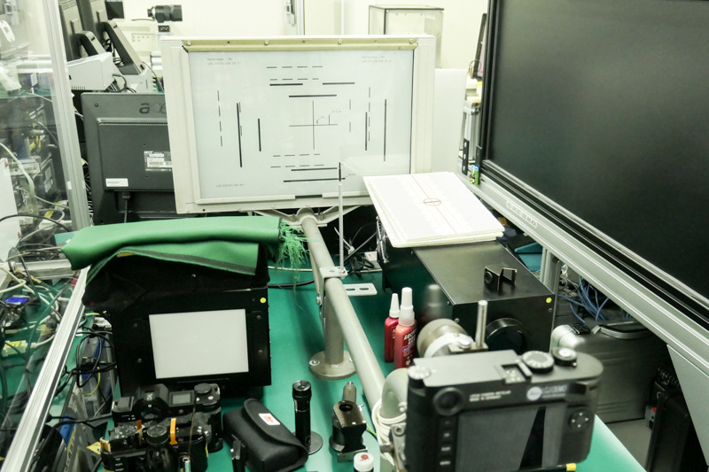 奥にあるのが確認用のターゲット。中央のレールに後付けされた細い縦棒は70cmの位置にある。つまり、この試験機が製造された時代はまだM型ライカの最短撮影距離が1ｍだったということ。