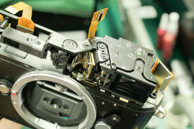 中央部分にあるのがブライトフレームのマスク。中央のプラスねじ2本を本締めする前に、ガイドとして使う。