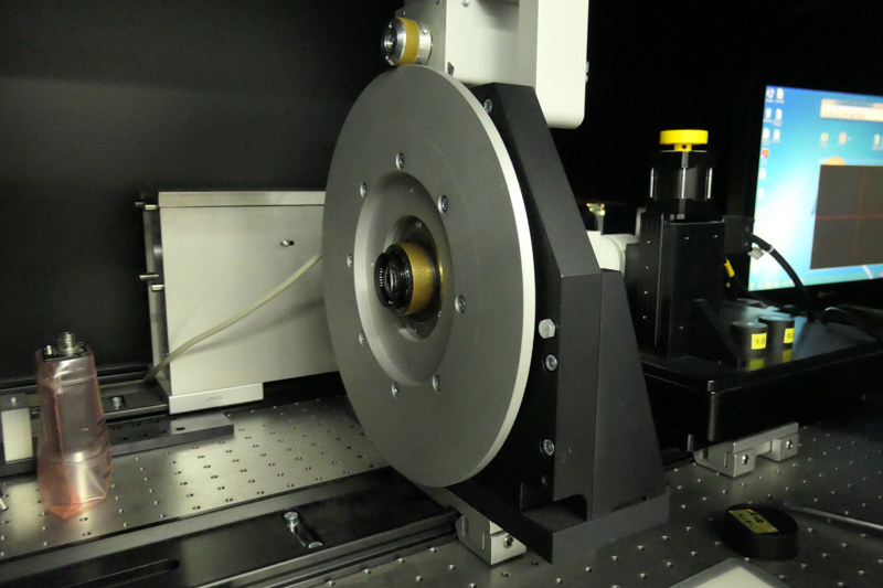 測定の基準となるマスターレンズを装着したところ。1度マスターレンズを測定して機器の状態に変化がないことを確認してから、実際に測定する交換レンズを装着する。