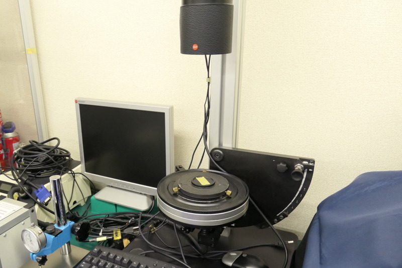 昔ながらのMTF試験機もある。周辺部を検査する場合は円形の台座部分を傾ける。