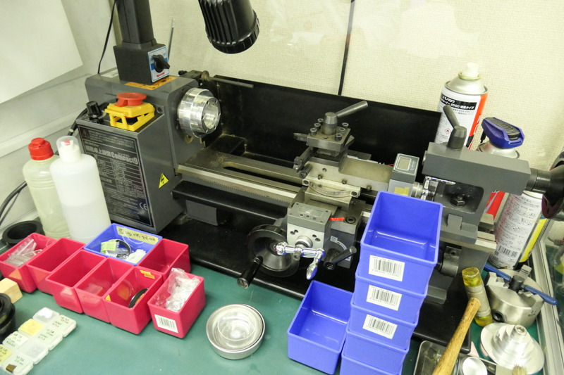 旋盤。フランジバック調整でマウントリングを削る場合などに使う。新旧製品に対応する機械をどちらも揃えなければならないのは、ライカならではだろう。