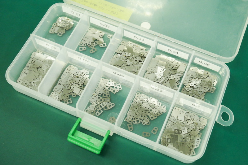 イメージセンサーが載った基板の水平を出すためのシム。機種ごと・厚さごとにたくさん用意されている。