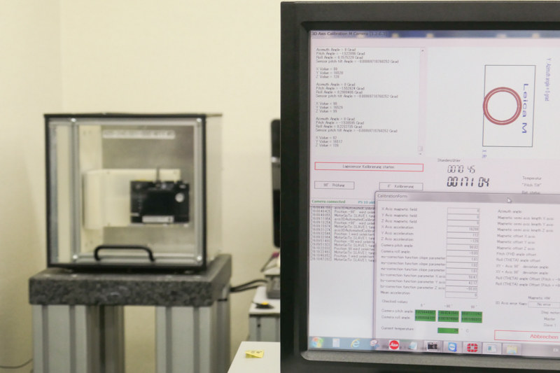 カメラ内の電子水準器に使われるセンサーに、基準となる位置を書き込むための機器。