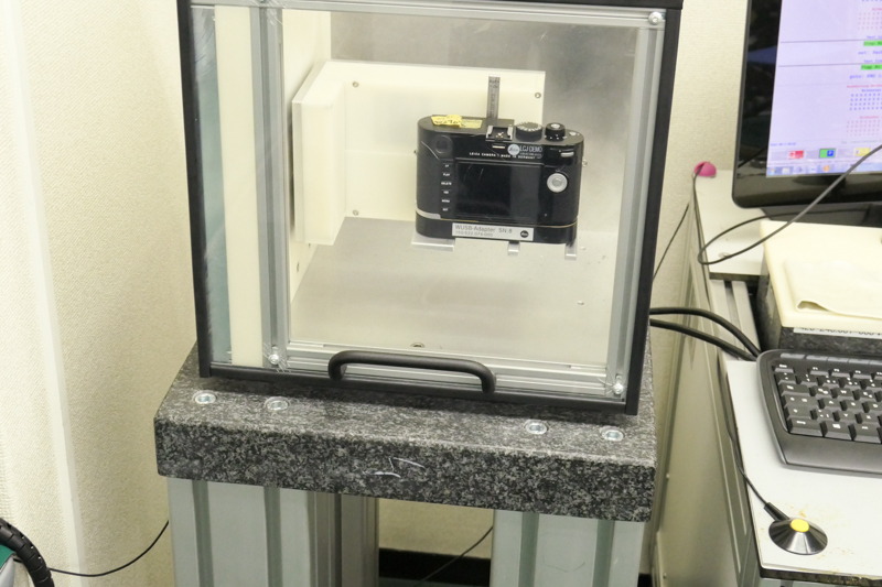 後述する別の機器も、ベースの部分が大理石だった。