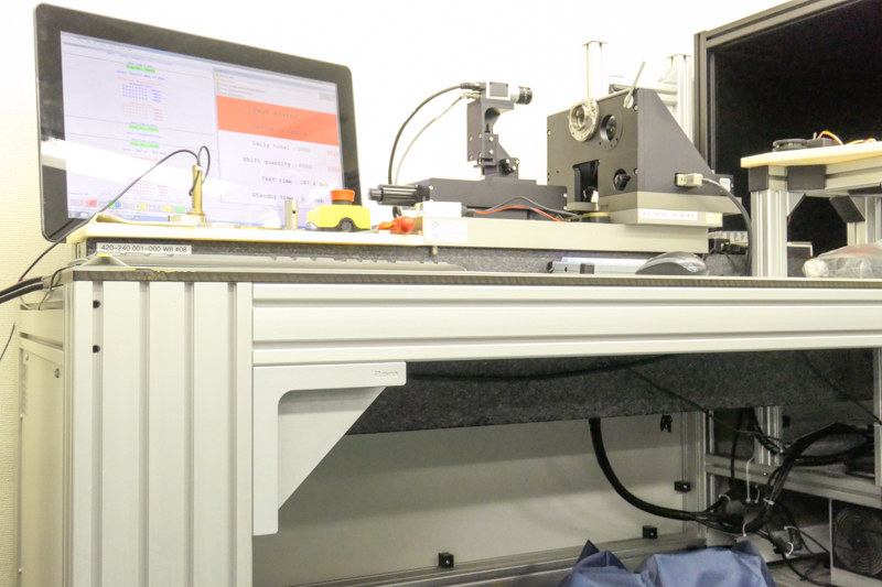 中央に大理石がセットされており、機器の土台になっている。