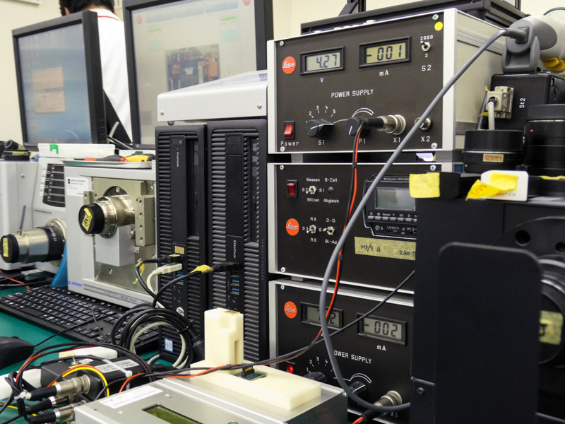 東京の修理センターにも、旧来の試験機とコンピューターが共存していた。