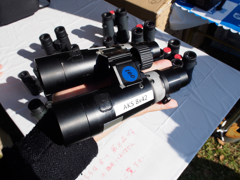 「AKS 8×42」と書かれた試作機