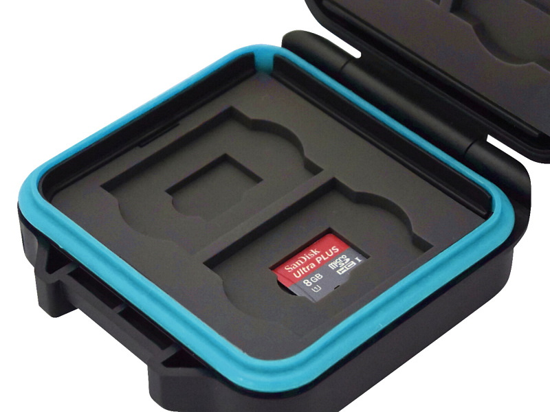 ひとつのポケットにSDカード1枚とmicroSDカード1枚が同時に収まる。