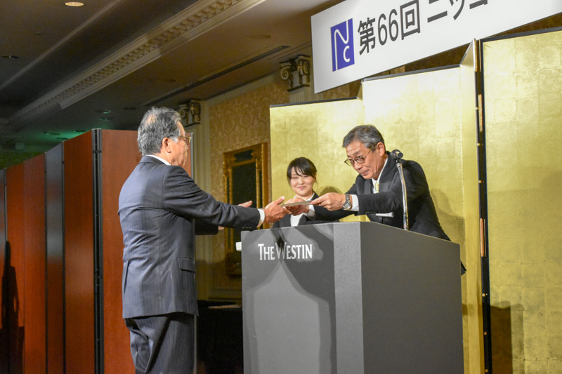 第66回長岡賞を受け取る宮崎豊さん（左）。