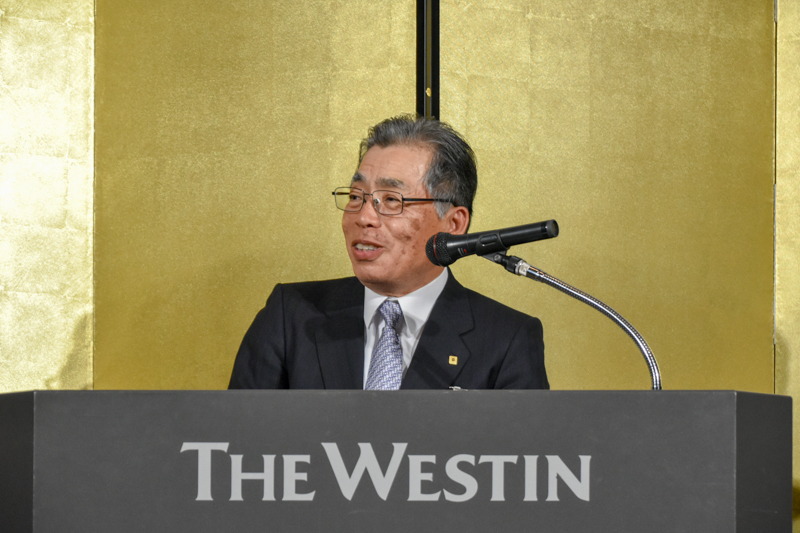 喜びを語る長岡賞・第1部モノクロームニッコール大賞受賞の宮崎豊さん。