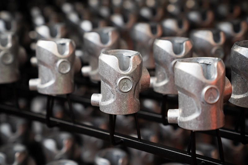 小型雲台。赤いバッジが貼られる内側にもマンフロットのロゴがある。