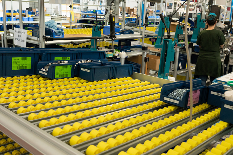 かんばん方式で「スーパーマーケット」と呼ばれる棚。ローラー付きの台によってパーツの出し入れが容易になり、3割ものコスト削減効果があるという。