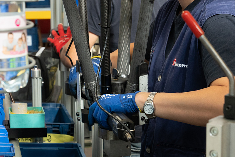 ジッツオ三脚の組み立て工程。