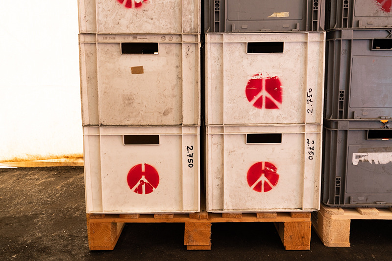 通い箱に、三脚をモチーフにしたマンフロットのロゴ。右上の真ん丸でないロゴは以前のもので、ライトスタンドをモチーフにしている。