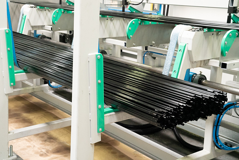 三脚用のパイプ。最初は数メートルの長さがある状態。