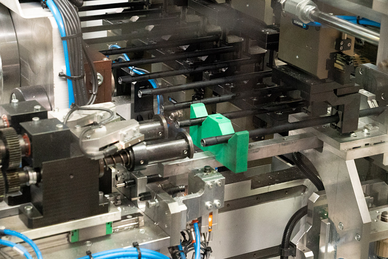 端部の形状を整える。